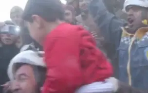 叙利亚数名儿童被困40小时 获救后 民众激动欢呼