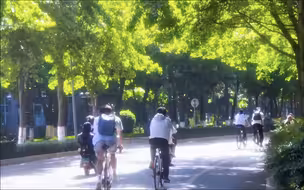 “像故事的开头，又像是结尾，有一种未完待续的感觉～”