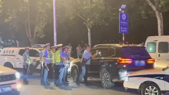 山东一酒驾女被查拒开车门，交警手电破窗喊话“不管你是谁，没有特权”