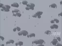 现场画面！约旦军方在加沙地带多次空投援助物资