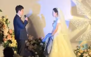 新郎婚礼上送新娘围裙：我娶的是老婆不是保姆，给我戴上！