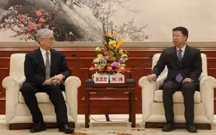 宋涛会见夏立言一行 宋涛：台湾面临着和平与战争、繁荣与衰退两条道路、两种前景的抉择。