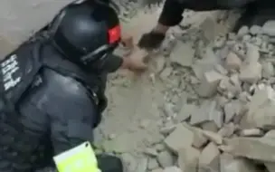 地震后房屋倒塌挖掘机无法到场，特警徒手刨土救出被埋伤者