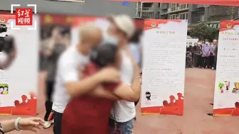 4岁时旅馆走失父亲抱憾离世 小伙30年后回家跪地祭父