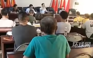镇长在会议现场摔瓶子引争议，当地通报：已对当事人进行谈话提醒