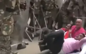 印度工人不满失业当街抗议躺地上喊口号 下一秒警察抓起棍棒毒打