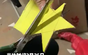 在乌华人地下室避难时自制五星红旗：有了国旗就有了主心骨；还有人用口红画：用血都要画完，拿着没人会打我