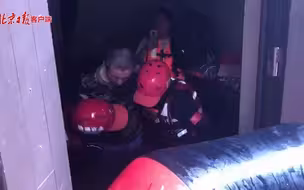 “郑”在现场｜“把他抬起来点！” 北京消防员全程未让骨折群众脚沾水