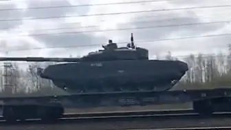 载有T-72B3主战坦克的列车，出现在俄罗斯圣彼得堡
