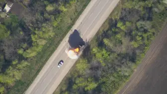 俄“柳叶刀”巡飞弹追炸乌军防空系统   爆炸瞬间零件散落一地