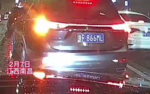 隧道内因事故堵车救护车无法通行，小伙下车疏通车辆，为救护车让出生命通道。