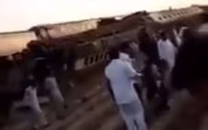 巴基斯坦两列火车相撞造成至少30人死亡 ，乘客爬窗逃生！伤者被送往附近医院救治！