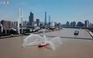 双船巡航黄浦江 ，全力打造水域灭火救援专业力量