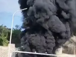 贵州梧桐隧道车辆爆燃事故亲历者：看到两小车相撞货车翻车 退出后听到爆炸