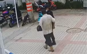 务工老人硬塞钱给民警的背后