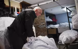 纽约殡仪馆超负荷运转，呼吁政府支援
