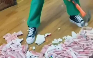 父母一句最近手头有点紧，懂事的小女儿就砸开了自己的储蓄罐