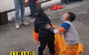 非遗传承，少年敢当！两位小朋友路边练习舞狮，一招一式都有模有样