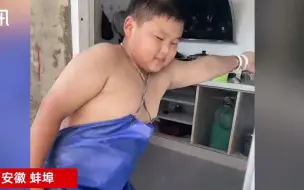 气质拿捏住！11岁男孩穿围裙帮大人杀猪，撵猪抓猪有模有样