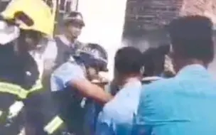 柳州一男子将汽油浇身上欲点燃,千钧之际民警智勇解危机！