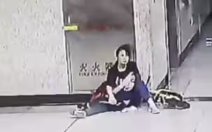 这个举动让人温暖！妈妈抱娃席地而坐，值班站长搬来椅子，“总有不期而遇的温暖”。