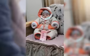 磕头拜年不看年龄！男孩给三个月“尿不湿”舅舅拜年红包照拿