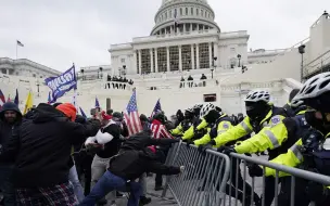 暴民打砸国会山，美式民主演砸了！