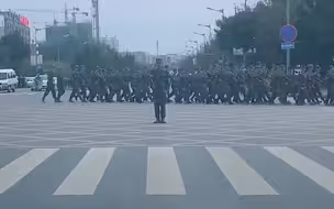 教官护学生过马路后行军礼致谢车辆礼让