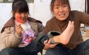 妈妈给三宝洗脚！可是三宝这是穿了多少只袜子啊！