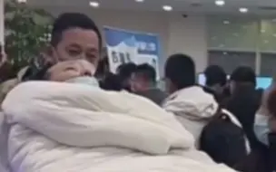 为了子女能顺利继承房产，重病老人让家属用担架带到不动产办理手续