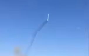 硬核！导弹试射突然掉头对地俯冲俄士兵有说有笑  不紧不慢躲掩体