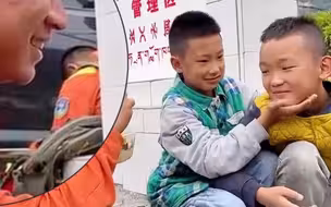 消防员把午饭分给两个小朋友脸上露出暖人微笑