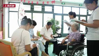 敬老院里的“90后”，专门为白发人“打分”