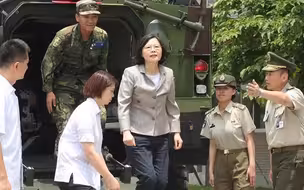 蔡英文吹嘘：台军装甲车奔驰在路上的引擎声 让人很安心