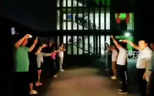 高考前最后一个晚自习，老师集体用手机灯光祝福高三学子一路光明