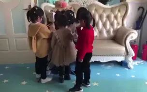 可可爱爱!幼儿园小朋友玩角色互换 围在保安爷爷身边给他消毒打扮