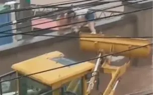 致敬！#盖世英雄有时是开铲车来的 近日，受强降雨影响，北京、河北等地部分地区积水过深，群众被困。湍急的水流中，有一群“铲车侠”逆流而上！#防汛 #平凡英雄