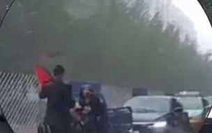 铁岭突降大雨，一把伞为老人撑起一片天，网友：这是最美的彩虹