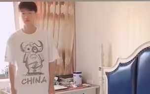 哥哥带弟弟晒太阳，但小区蚊虫多，哥哥灵机一动让网友直呼神操作！