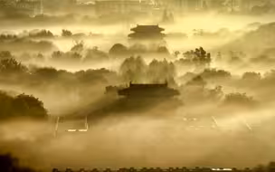 《雾  气  江  山  图》