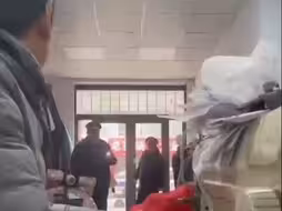 河北邢台城管不让商户摆广告牌被骂“牲口”