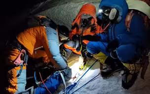 珠峰救人者披露：遇险者系私自登山队友，发现后边哭边骂，已开除