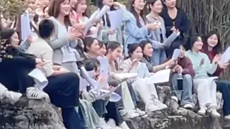 男女生湖边对唱，朝气蓬勃的青春气息溢出屏~