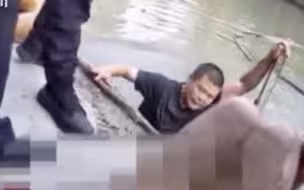 女子落水后拒绝营救 被救起后竟直接一脚把辅警踹下河…