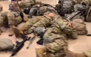 弹劾案前美国会大厦内部画面：国民警卫队士兵紧靠武器睡地板