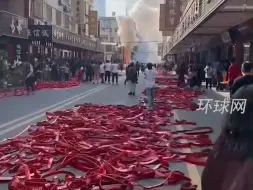 潮汕街头铺满红色鞭炮，点燃瞬间爆炸震天浓烟弥漫，“火力全开”