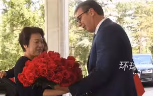亲手赠花专门设宴，武契奇为中国大使饯行