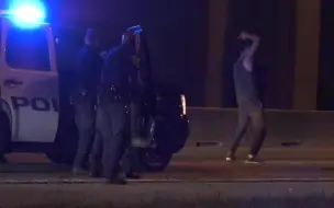 心大！美国男子被警方持枪拘捕时开启尬舞