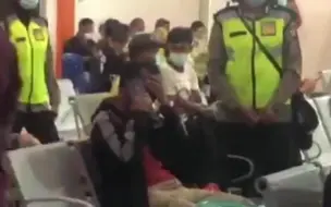 印尼飞机失联坠毁，乘客家属掩面痛哭
