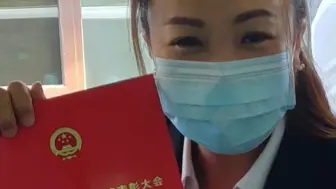雨衣妹妹：为我们所有平凡人喝彩！